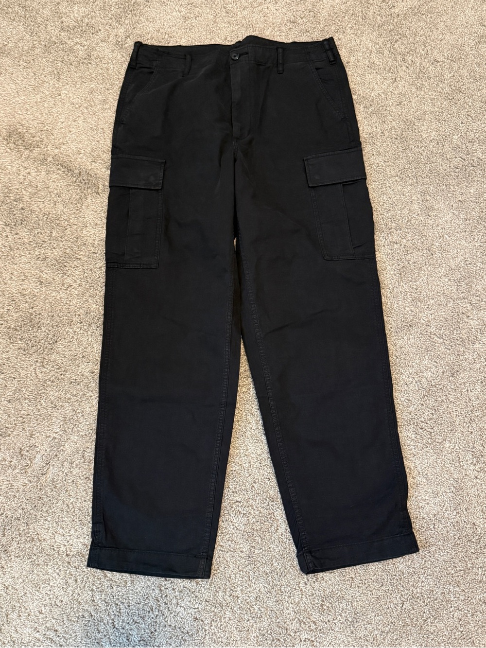 Uniqlo Men’s Black Cargo Pants with Side Utility Pockets